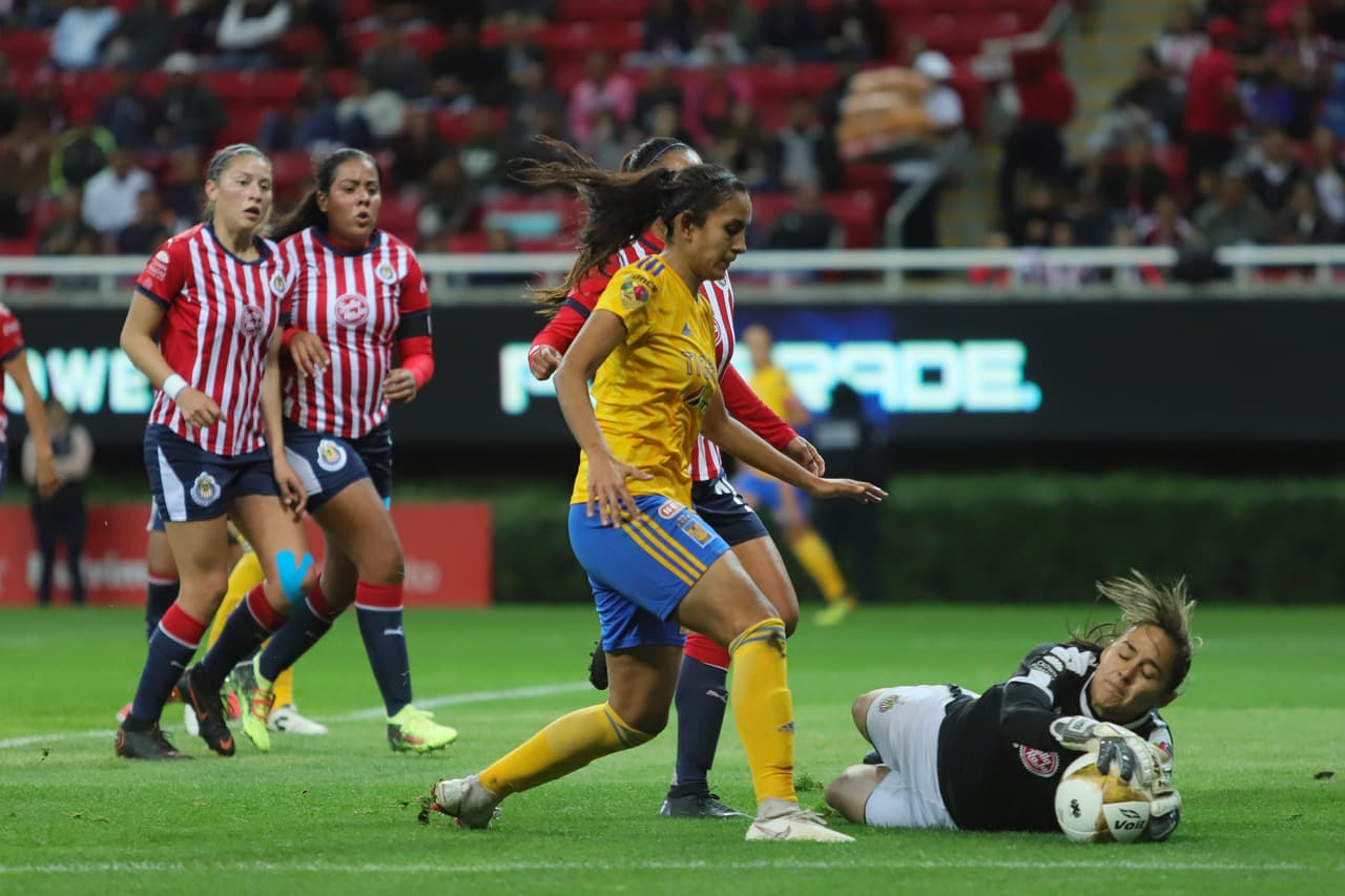 Sin embargo, actuación de la guardameta Blanca Félix (derecha) fue fundamental para Chivas durante el segundo tiempo y así asegurar el empate 1-1.