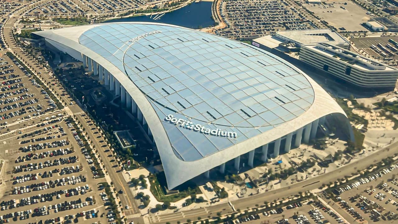 <a href="https://www.univision.com/noticias/linea-de-fuego/politicas-migratorias-clima-e-infraestructura-los-retos-de-eeuu-como-coanfitrion-del-mundial-2026-video" target="_blank">En Estados Unidos,</a> el Mundial tendrá sedes en ciudades como 
<b>Dallas, Houston, Miami, Nueva York, Los Ángeles y Seattle</b>, entre otras. Ser voluntario aquí significa
<b> recibir a millones de aficionados internacionales</b>, mostrar el orgullo local y vivir de cerca la fiesta del fútbol más grande del planeta.