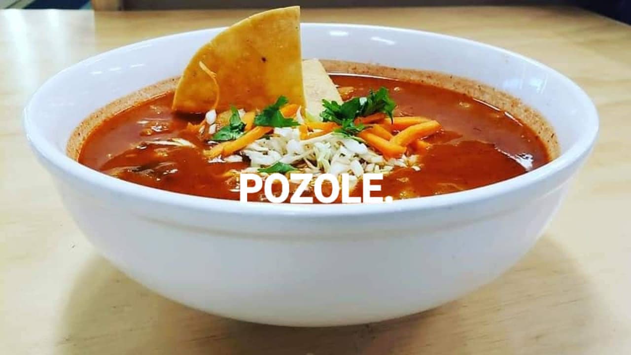 Entre los platos más populares destacan los
<b> huevos rancheros con huevos frescos </b>de granja bañados en una sabrosa salsa roja y tacos al pastor con yaca marinados en una rica salsa de adobo rojo. Los tamales veganos y el pozole también son populares.