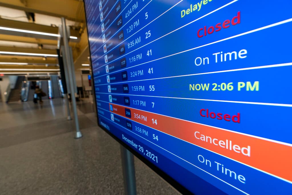 Caos en aeropuertos: más de 1,500 vuelos cancelados y miles retrasados este fin de semana en EEUU