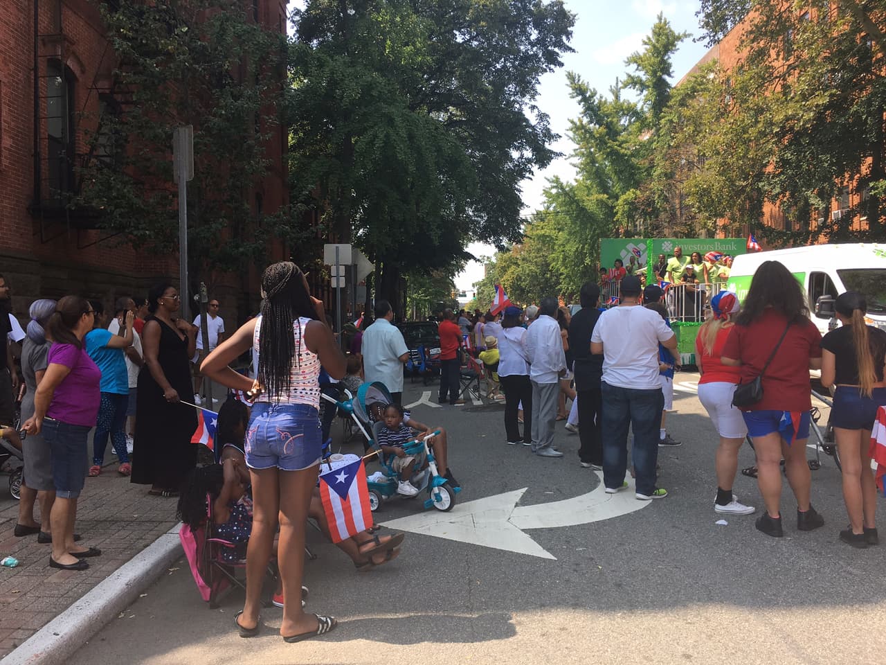 Entre la comunidad que se apostó a ambos extremos de la calle Montgomery en el corazón de Jersey City, varios exhibían la bandera puertorriqueña en su indumentaria o en la mano.