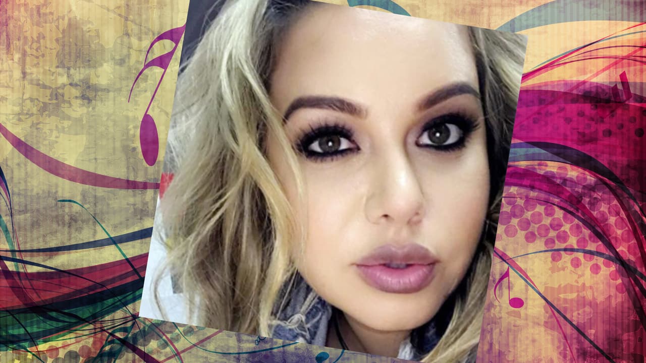 Chiquis siempre sale bien en sus selfies. ¿Y cómo no? La cantante es una mujer hermosa. Con un rostro así, todas queremos hacernos selfies. She's a curvy woman with a lot of sass. Jenni would be so proud!