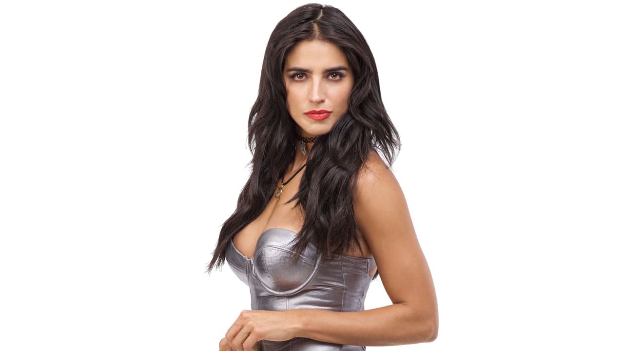 El entorno en el que crece la marca desde muy pequeña y pronto se convierte en una muchacha rebelde y de armas tomar.