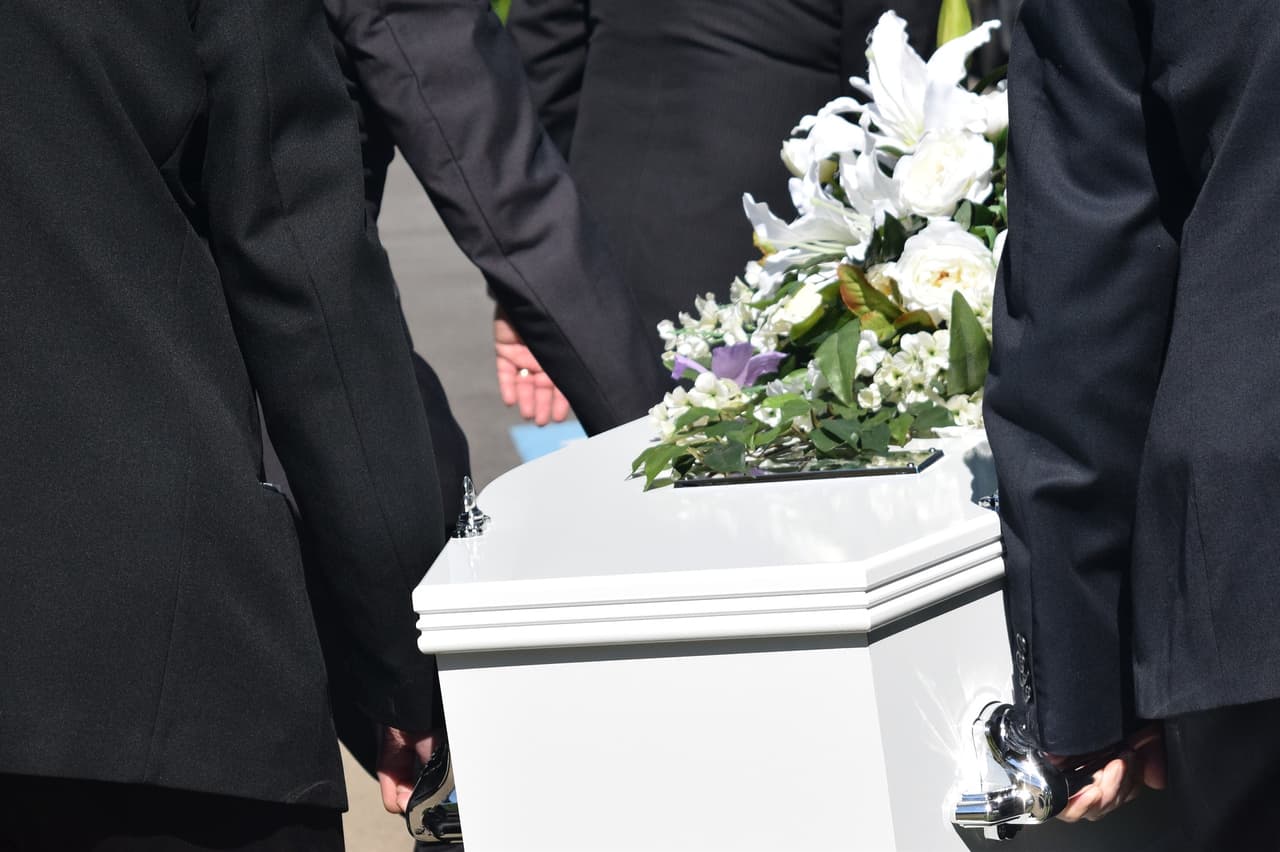 <b>Cómo aplicar:</b>
<br>En abril, FEMA comenzará a aceptar solicitudes. Si tuvo gastos funerarios 
<a href="https://www.univision.com/temas/covid-19-enfermedad">covid-19</a>, se recomienda que guarde y recopile la documentación. Los tipos de información deben incluir:
<br>
<br>- Un certificado de defunción oficial que atribuye la muerte directa o indirectamente al covid-19 y muestra que la muerte ocurrió en los Estados Unidos, incluidos los territorios de los EE.UU. y el Distrito de Columbia.
<br>- Documentos de gastos funerarios (recibos, contrato de la funeraria, etc.) que incluyen el nombre del solicitante, el nombre de la persona fallecida, el monto de los gastos funerarios y las fechas en que ocurrieron los gastos funerarios.
<br>- Prueba de fondos recibidos de otras fuentes específicamente para su uso en costos funerarios. No podemos duplicar los beneficios recibidos del seguro de entierro o funeral, la asistencia financiera recibida de agencias voluntarias, agencias gubernamentales u otras fuentes.
