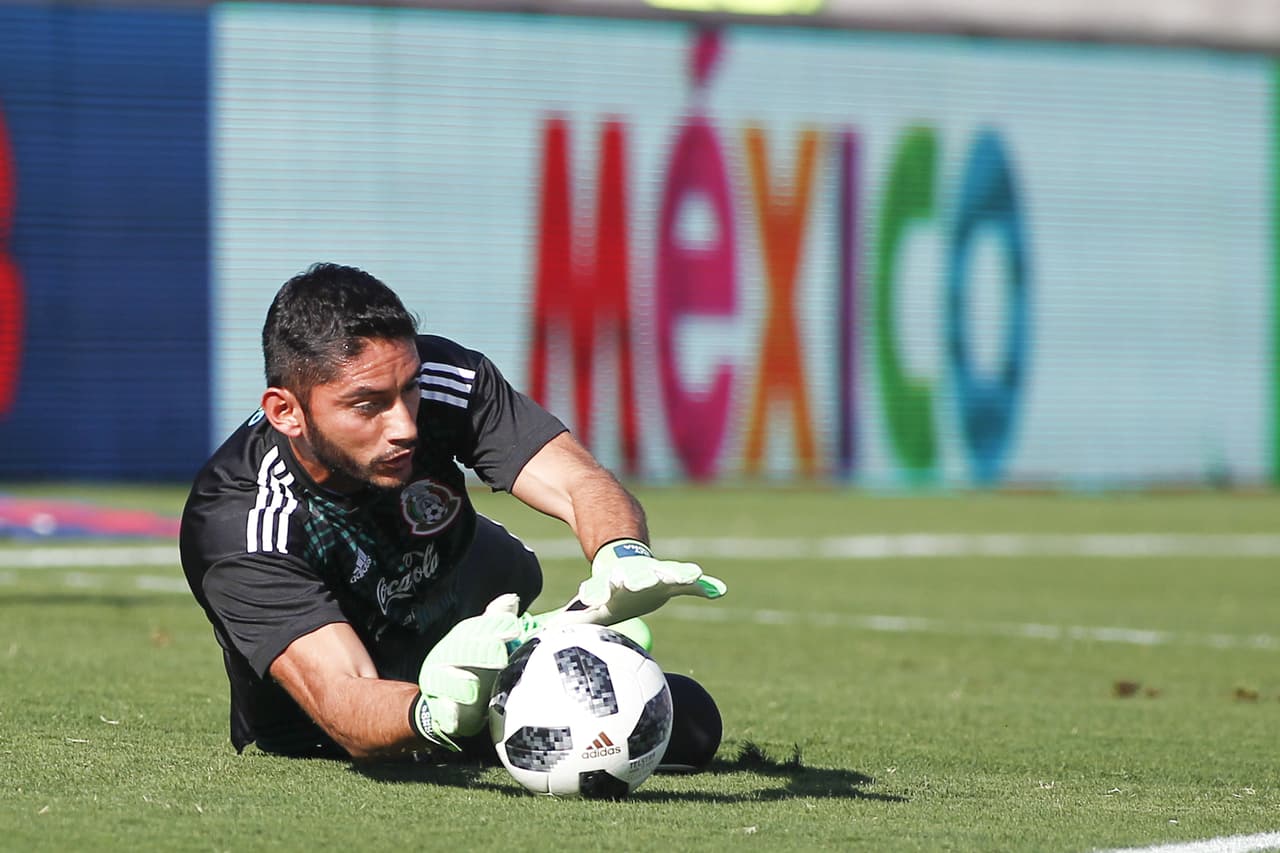 JOSÉ DE JESÚS CORONA
<br>Fue prácticamente un espectador más en el Rose Bowl pues Gales casi no atacó el arco del Tri. Poco tiene que demostrar Corona pues es un portero de garantías en la cabaña de la selección.
<br>
<i>Calificación 8</i>