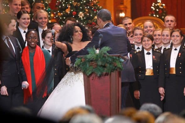 Las palabras del PSY, en cierta medida, hostiles, no estropearon el ánimo festivo del espectáculo del domingo.