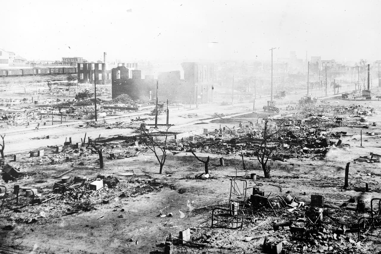 <b>El distrito de Greenwood era conocido como ‘Black Wall Street.</b>
<br>
<br>La comunidad negra contaba con más de 300 negocios prósperos, dos teatros, médicos y farmaceutas. En lo que ahora se conoce como la "Masacre racial de Tulsa", fueron destruidos 35 bloques de Greenwood, incendiadas más de 1,200 casas de afroestadounidenses, decenas de negocios, una escuela, un hospital y la biblioteca pública.