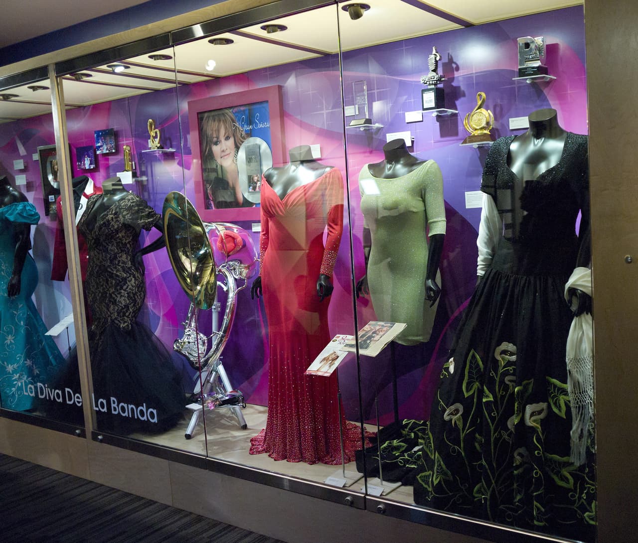 El asesor de imagen y diseñador Adrián Terriquez, famoso por reintepretar vestidos de quinceañeras, fue el principal colaborador en el vestuario de Jenni Rivera. Algunos de sus vestidos, de acuerdo a una entrevista con el diseñador, llegaron a costar entre 2 mil y 9 mil dólares.