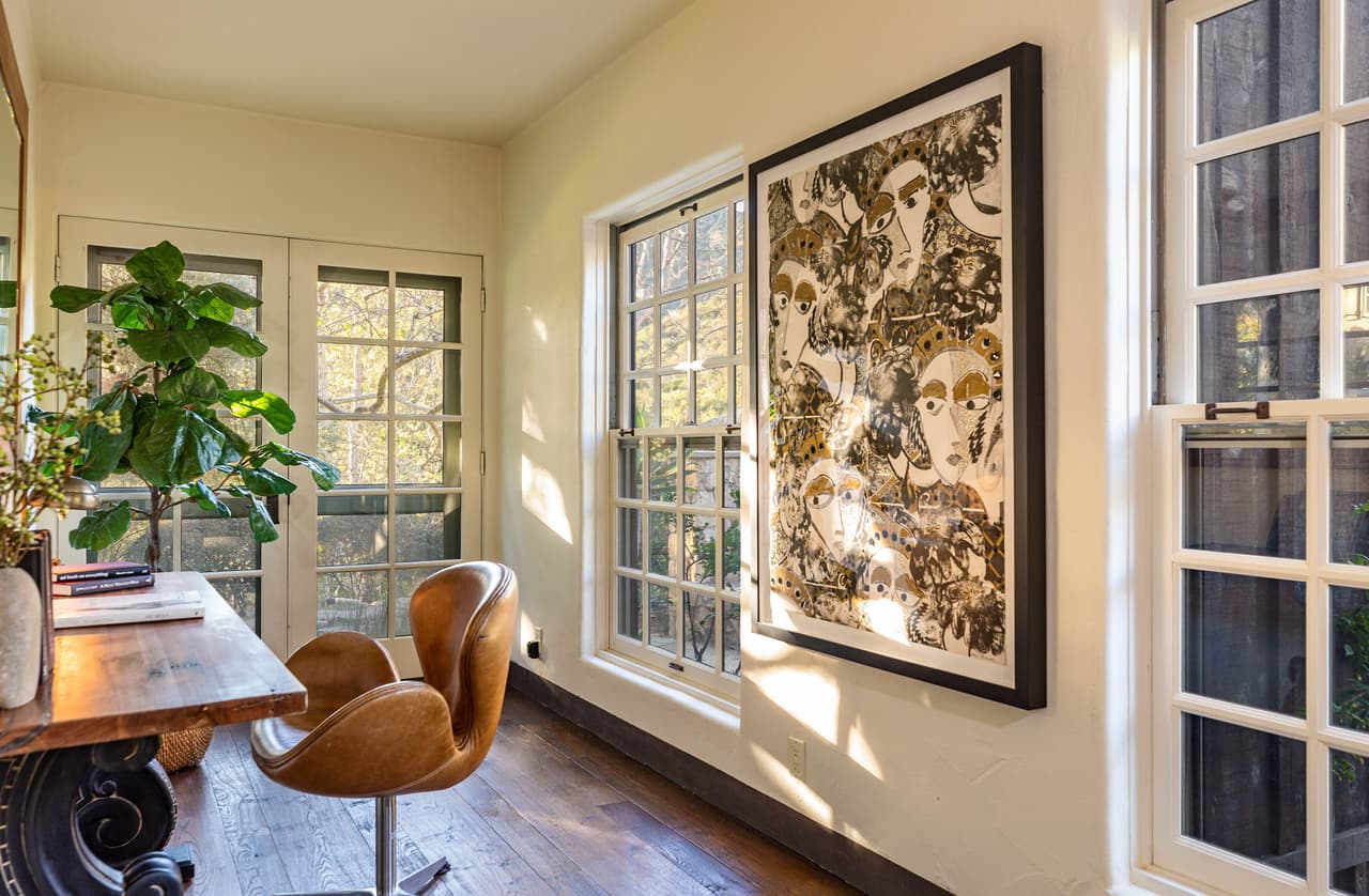 Esta es una de las oficinas desde las cuales bien podrían dirigir 
<b><a href="https://www.univision.com/famosos/a-meghan-markle-y-harry-les-llueven-criticas-por-anunciar-su-nueva-fundacion-en-el-peor-momento-fotos">su nueva fundación</a></b>.