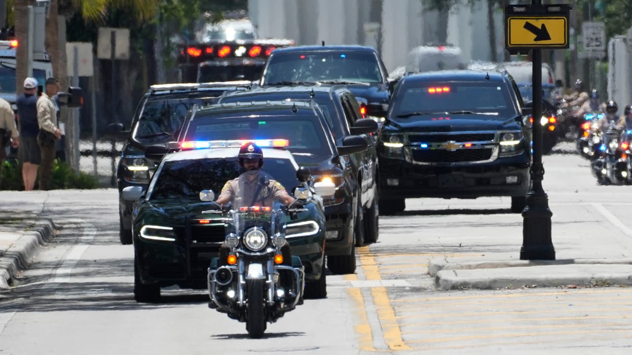La caravana que transporta al expresidente Donald Trump llegó cerca del Palacio de Justicia de los Estados Unidos Wilkie D. Ferguson Jr., en Miami.