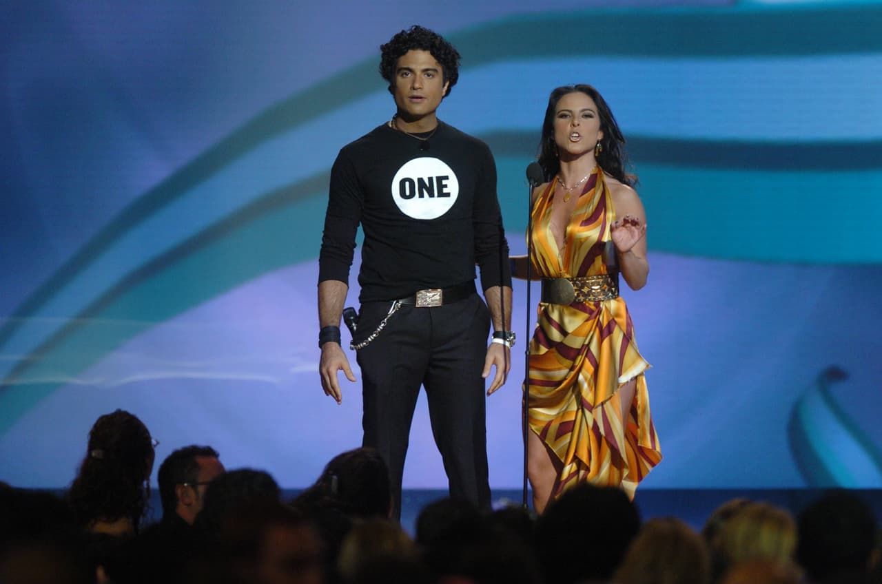 Kate lució varios cambios de vestuario a lo largo de la premiación, como este vestido amarillo con tonos naranjas.