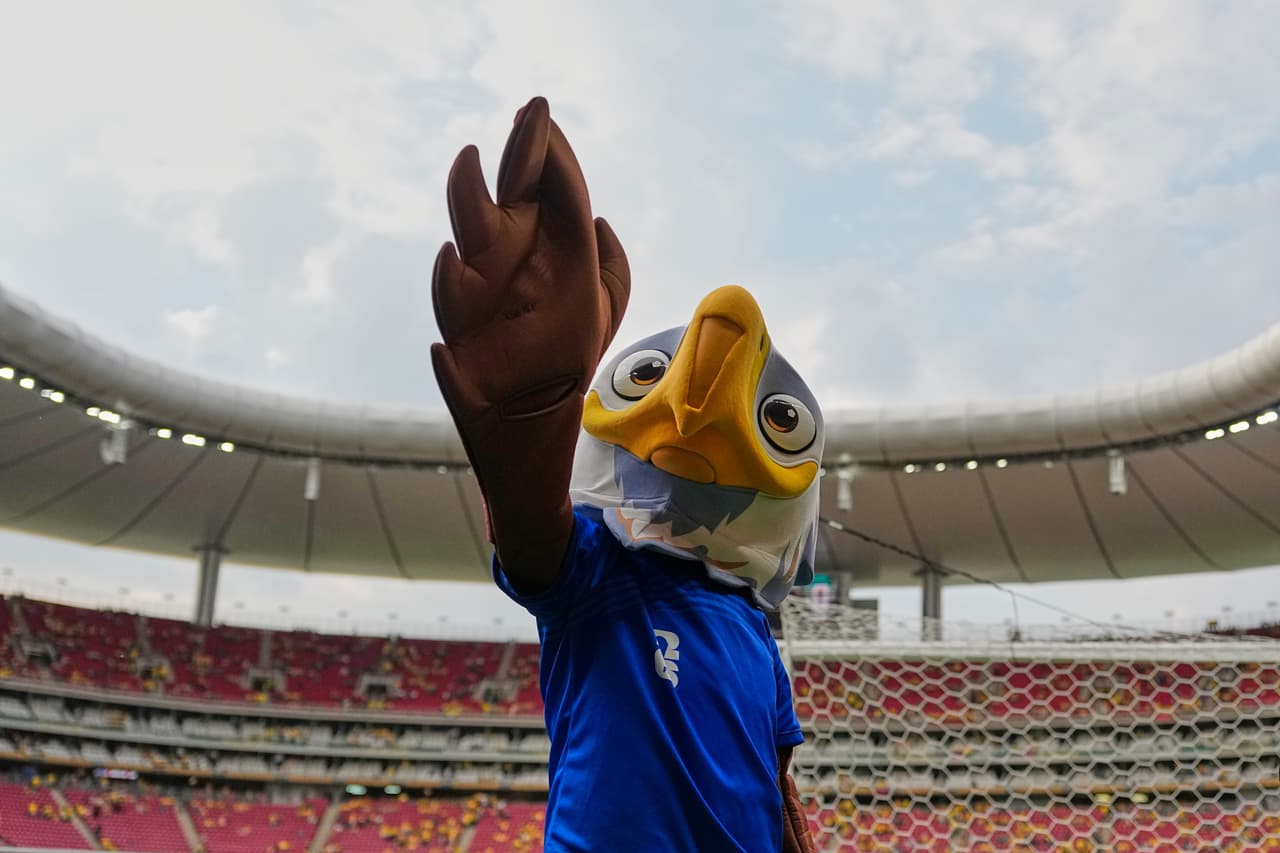 Una mascota saluda a los aficionados antes del partido de fútbol del Grupo K de la Copa del Mundo entre Colombia y el Congo en Zapopan, cerca de Guadalajara, México, el martes 23 de junio de 2026.