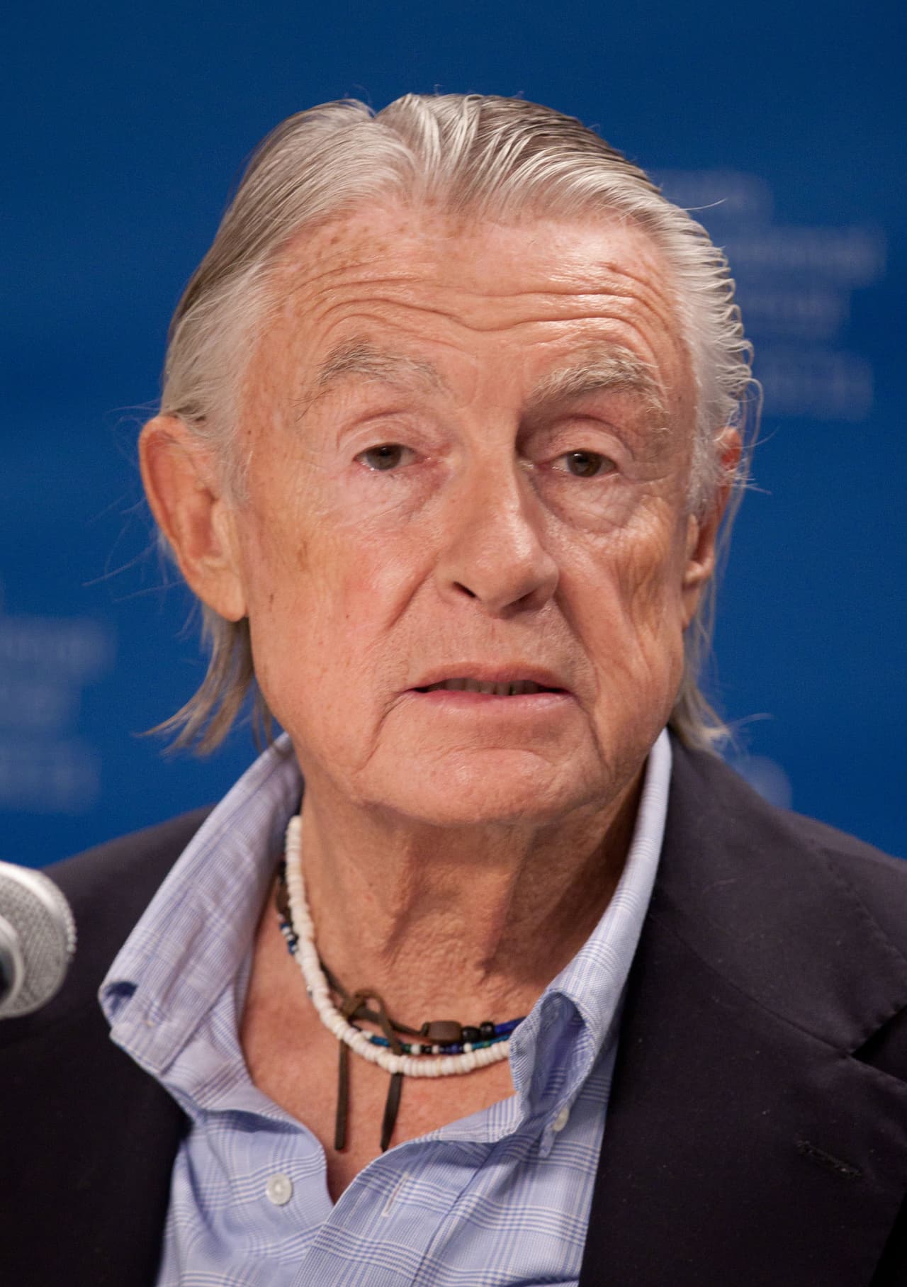 Pero ahora, el cineasta, de 79 años, ha llamado la atención por una entrevista que dio a la revista
<b><a href="https://www.vulture.com/2019/08/joel-schumacher-in-conversation.html#comments" target="_blank"> Vulture</a></b> en la cual relató experiencias muy íntimas.