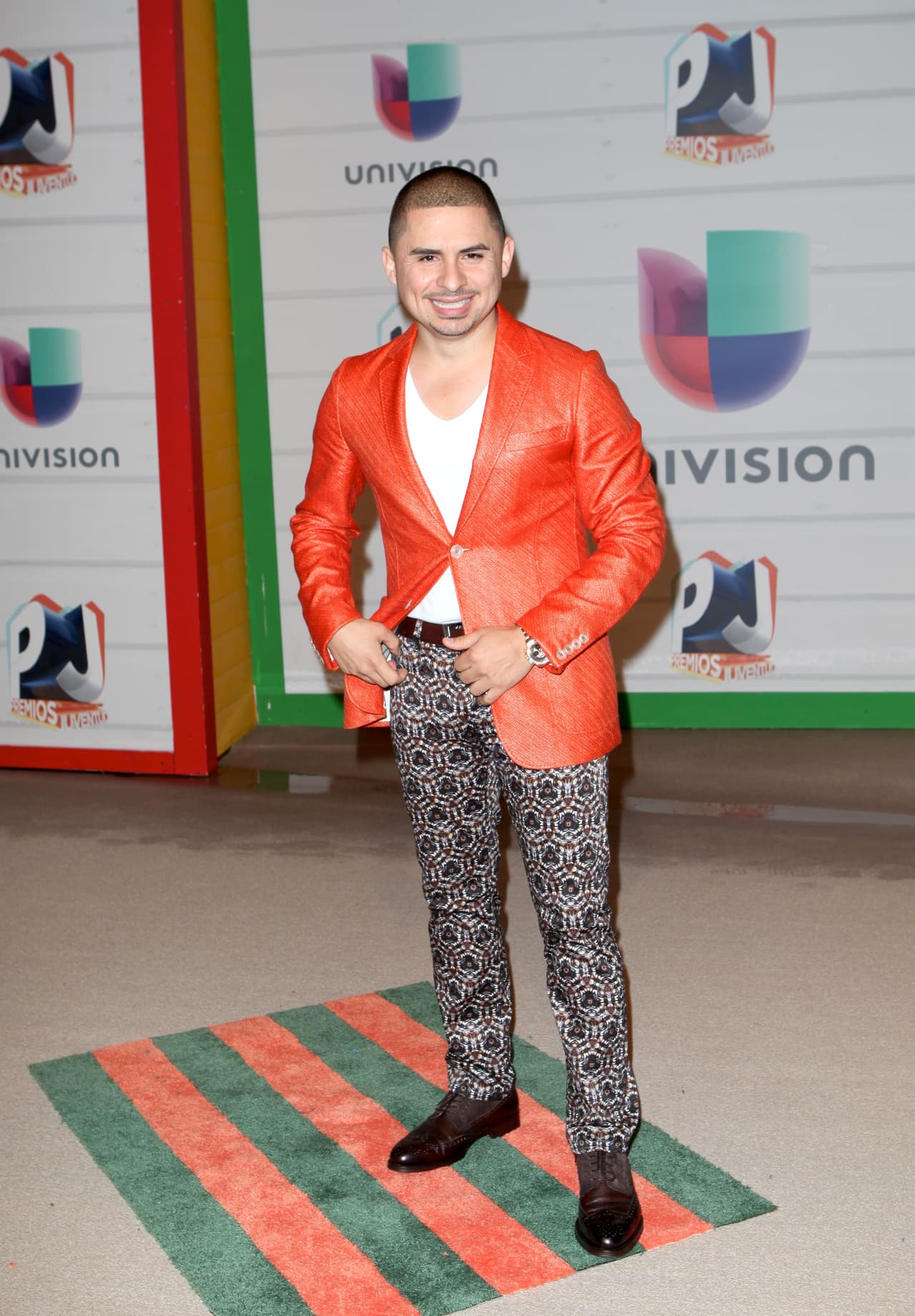 También a la hora de vestir casual, Larry Hernández opta por ser innovador y esto sus fans lo agradecen, pues es muy raro que un hombre tan popular como él, repita alguna de sus ropas.