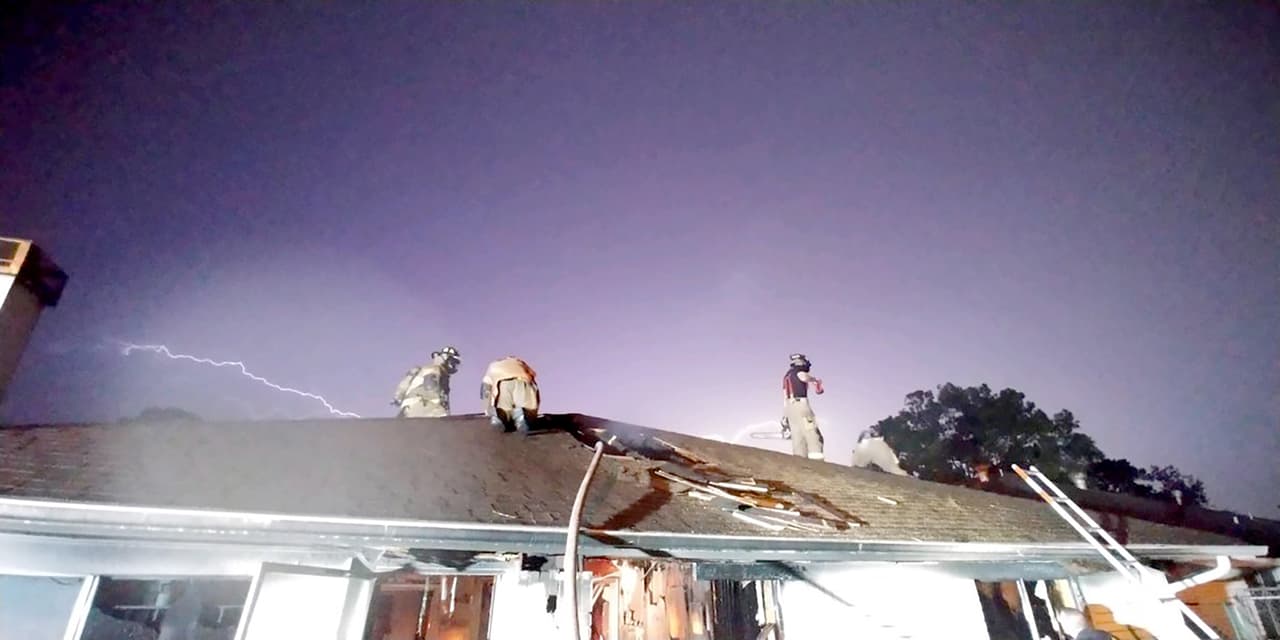 Como consecuencia de las lluvias,
<b>más de 11,000 viviendas y negocios en Texas amanecieron el viernes sin electricidad. </b>Además, muchas escuelas cancelaron sus actividades y las cortes de Houston estuvieron cerradas.