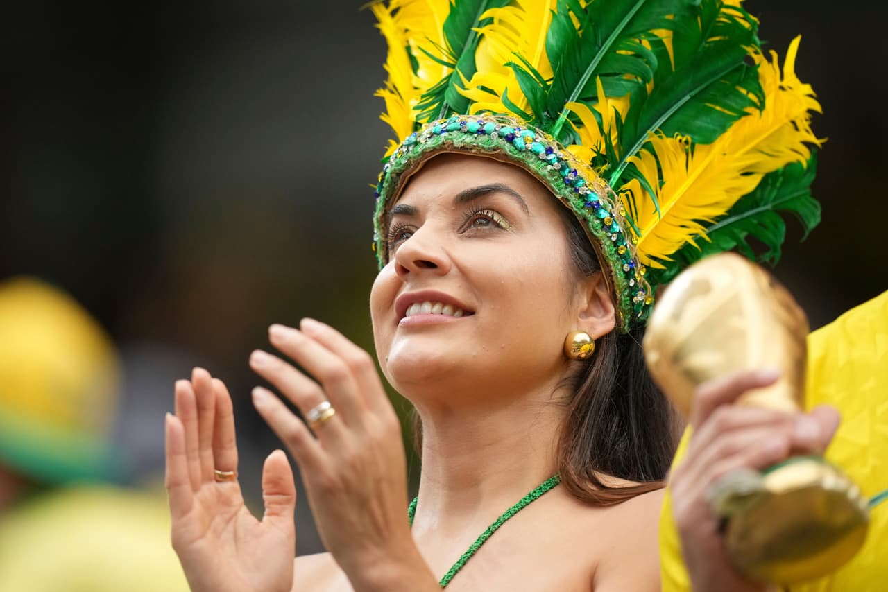 Aficionados brasileños corean cánticos antes del partido de dieciseisavos de final del Mundial entre Brasil y Japón en Houston, el lunes 29 de junio de 2026.