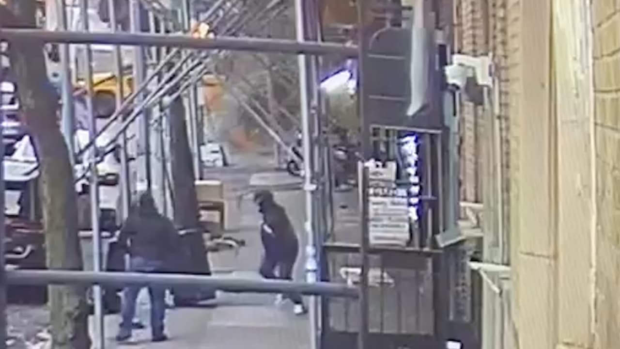 Los hechos fueron captados por un par de cámaras de seguridad que 
<b><a href="https://www.univision.com/local/nueva-york-wxtv/captan-el-parcial-derrumbe-de-un-edificio-en-el-bronx-video" target="_blank">mostraron el momento en el que las estructuras metálicas se vencen</a></b>. 
<br>