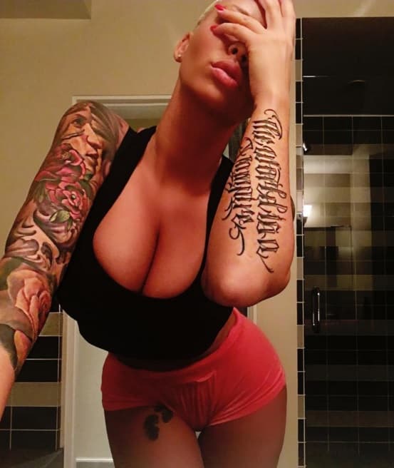 Un escote súper escandaloso.