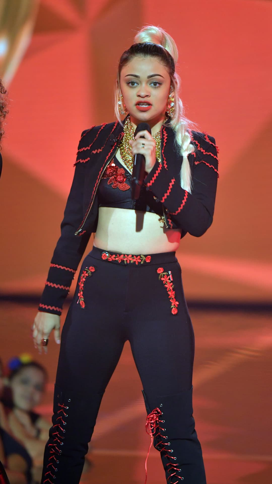 Prendió el escenario junto a Zhamira, Alondra y Megamy.