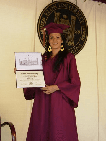 Aquí vemos a otra de nuestras presentadoras posando con toga y birrete en el año 2007. Ella se recibió con honores y así de feliz estaba por haber cumplido una meta en su vida.