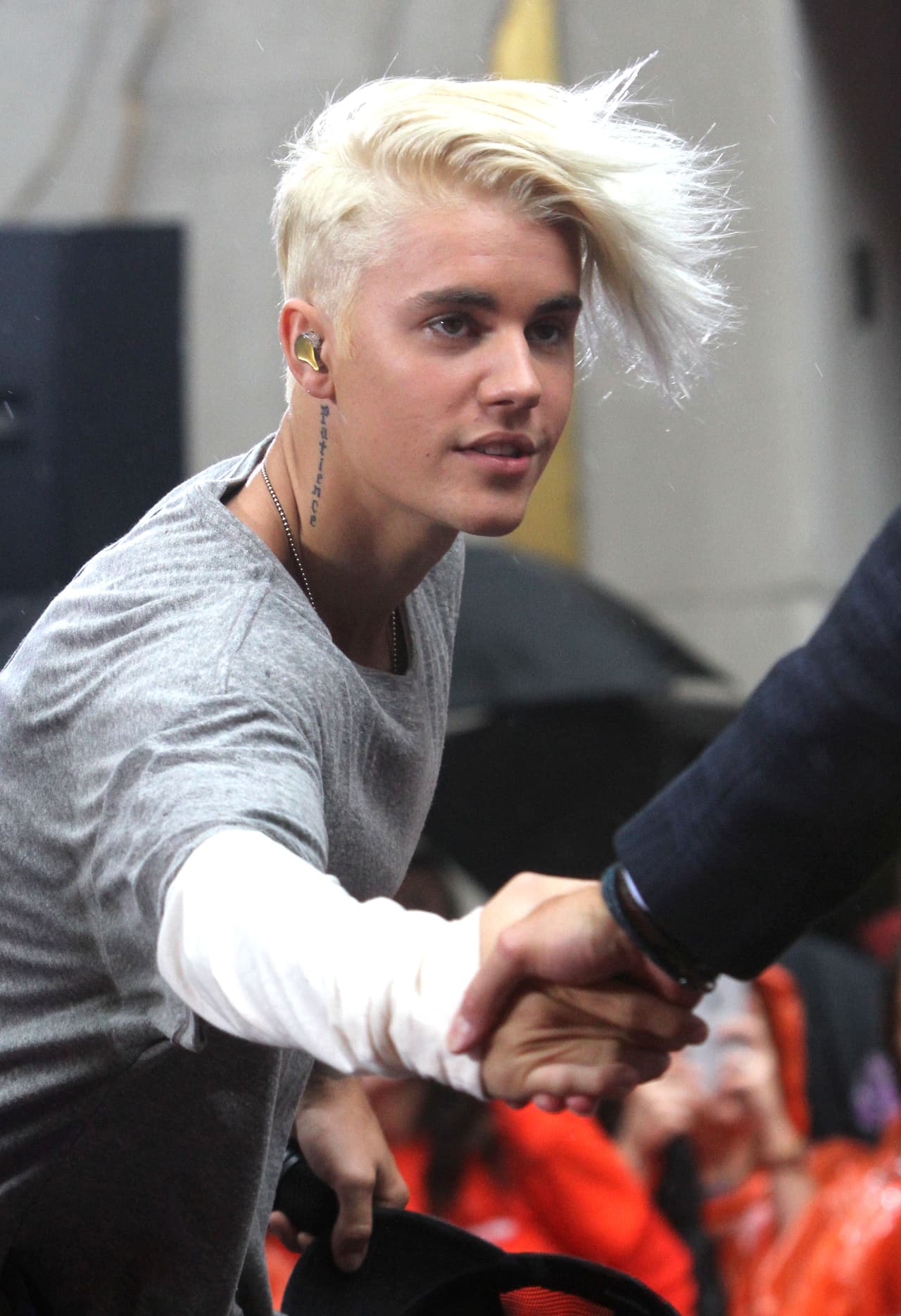 Otro que hizo de su cabello un desastre fue Justin Bieber, quien tiñó su cabello de rubio y las burlas en redes surgieron de inmediato.
