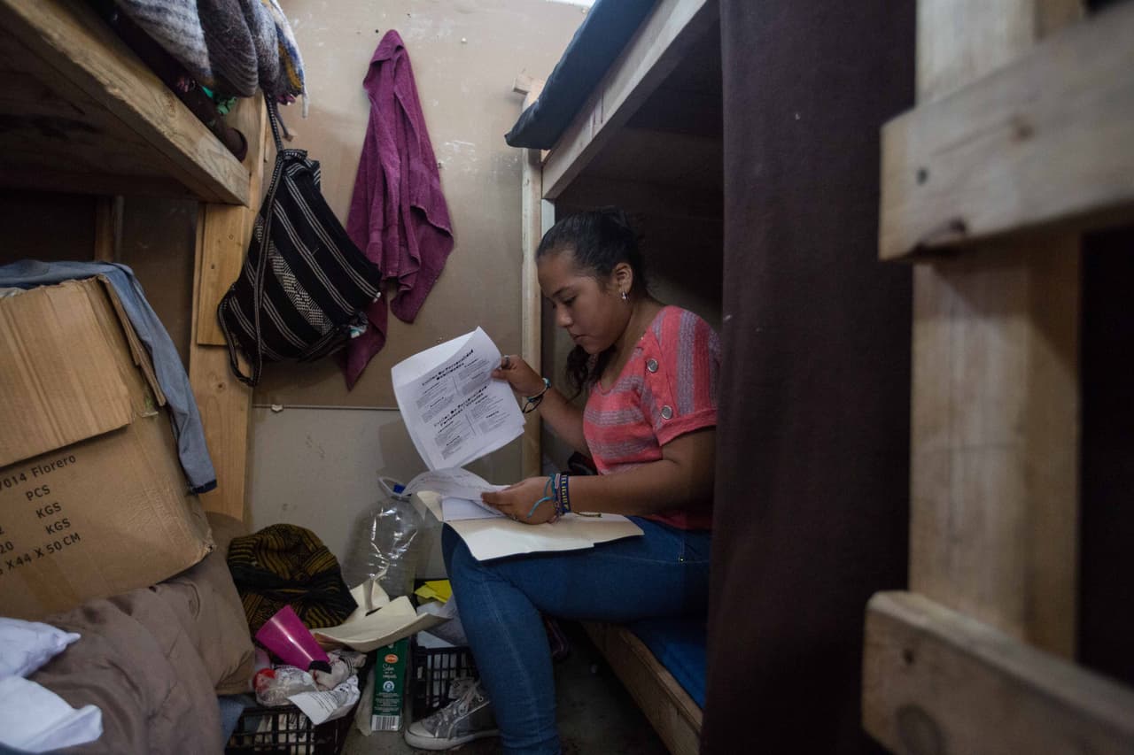 Diana Cruz Mejía, la otra hija de Cristina, con 13 años, tampoco se quiere ir de Tijuana, pero se resignó: 
<b>"Regresar es algo bonito, no es algo malo",</b> señala la adolescente. "Mi familia me hizo falta, me hace falta conversar con ellos, hacer bromas con ellos, jugar con ellos", admite. En la imagen, revisa sus papeles y decide qué se lleva a Guatemala y qué dejará atrás.