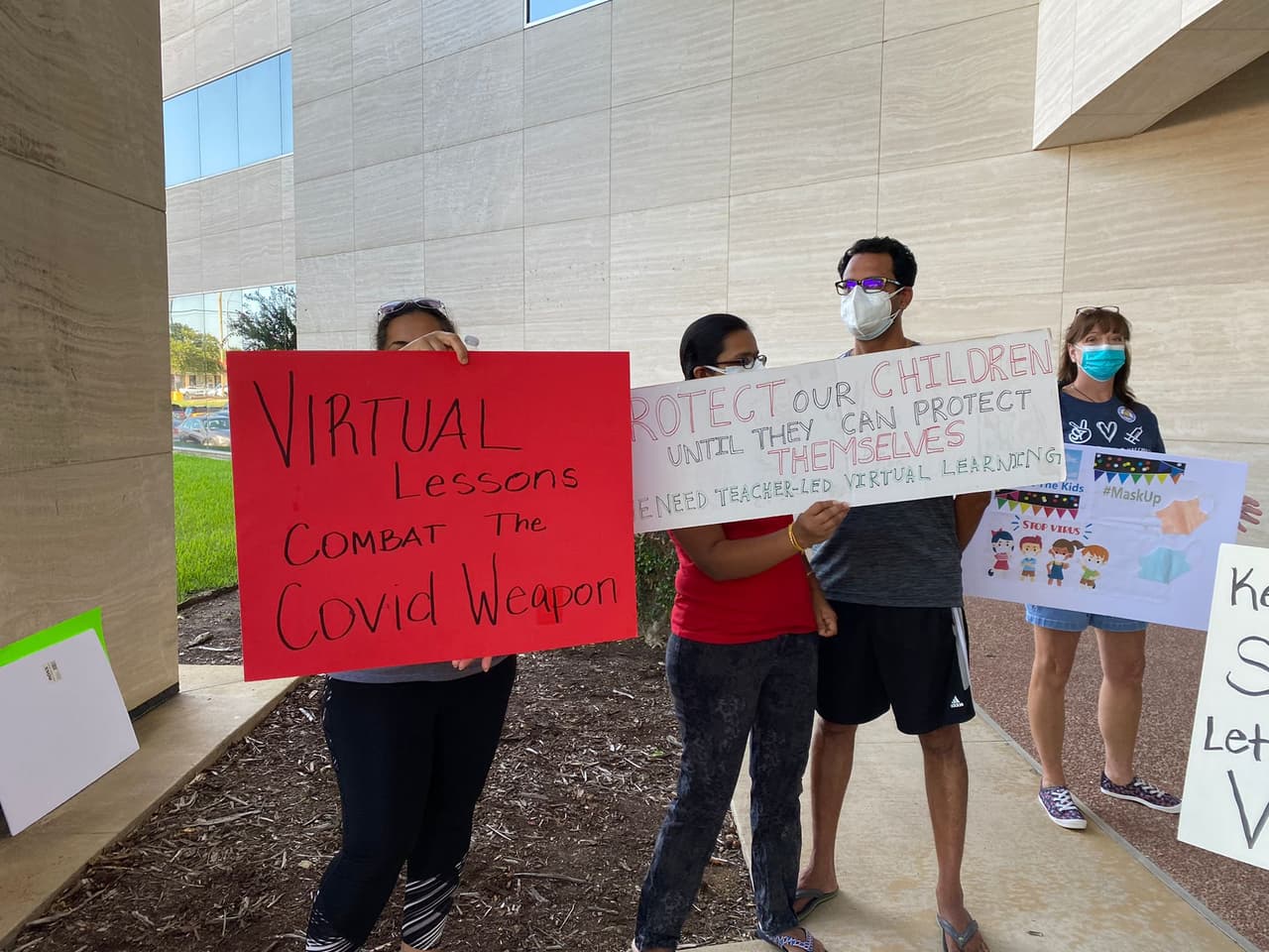Mientras que otros pedían cuidar a los niños y ofrecer clases virtuales en las escuelas.