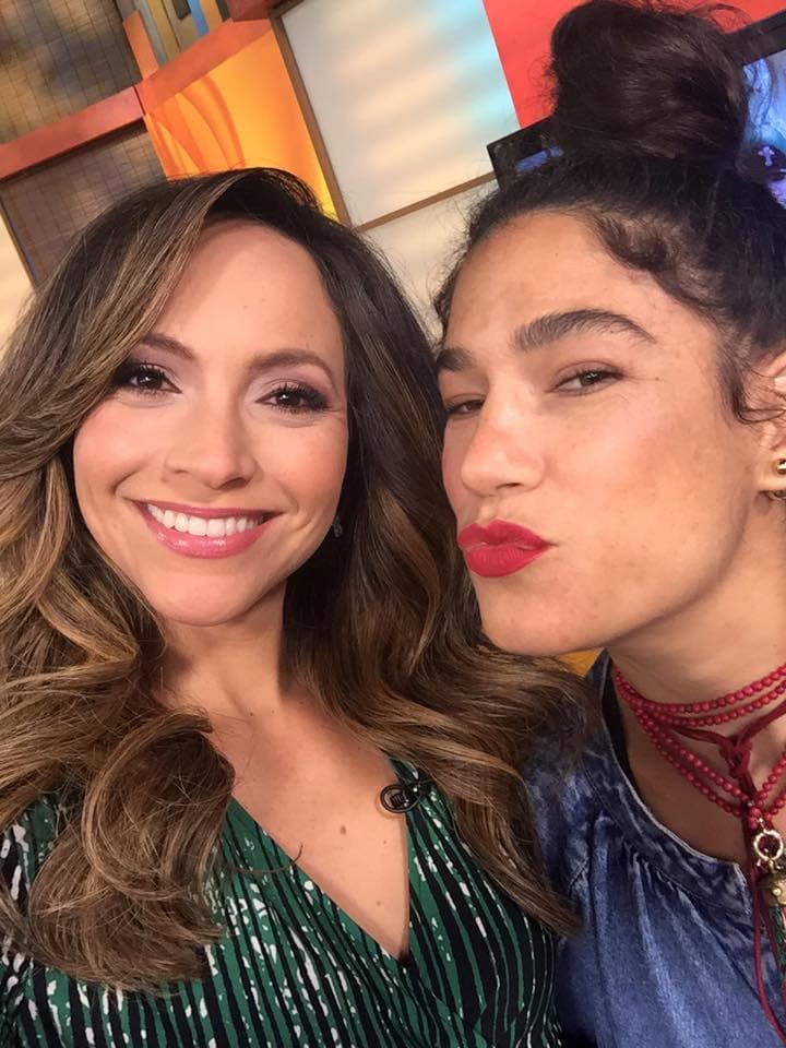 "Sonrisas y besos detrás de cámaras en Despierta America con la adorada Millie Morales", mostró Satcha. (Octubre 14, 2015)