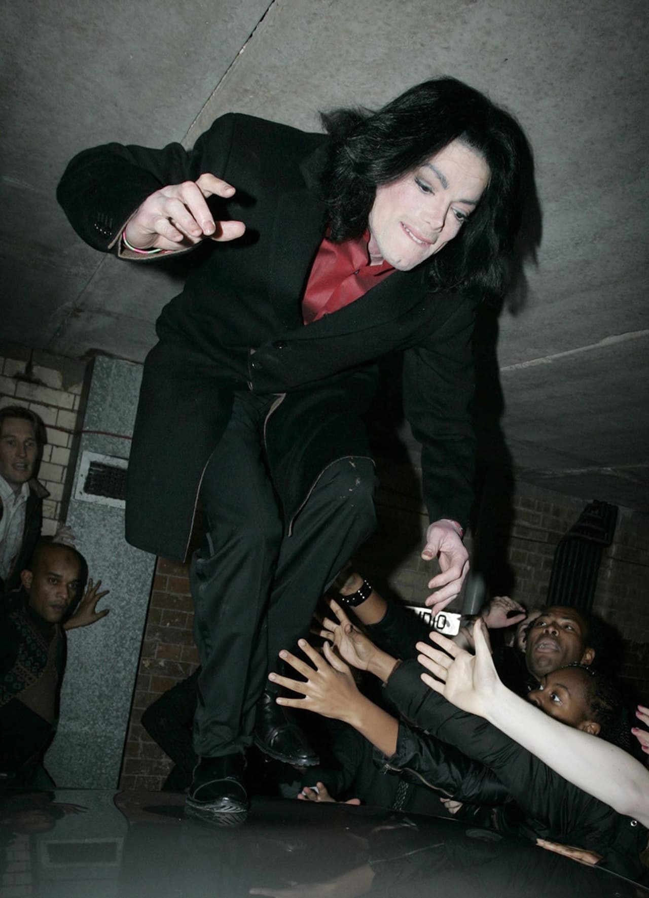 Contrario a otros famosos, Michael Jackson reaccionó de buena manera cuando un jovencito subía a la tarima para estar cerca de su ídolo. El difunto 'Rey del Pop' lo abrazó y levantó su mano en señal de triunfo.