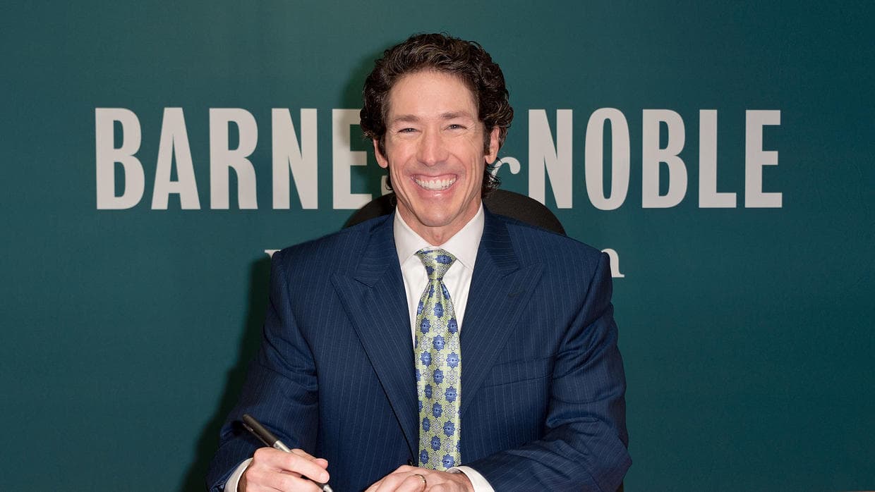 Por fin el pastor Joel Osteen abre su gigantesca iglesia de Houston para los refugiados, tras las críticas por mantenerla cerrada