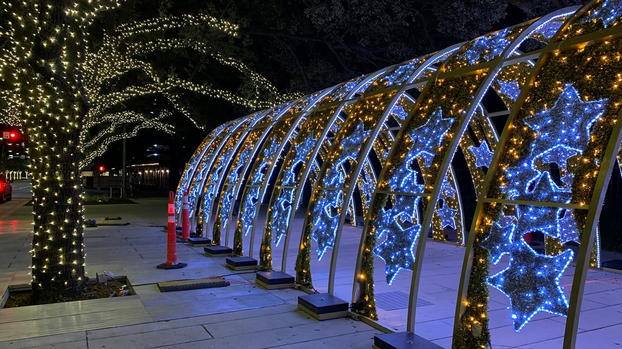 El túnel de luz mide 80 pies de largo y también está instalado en la calle Bagby.