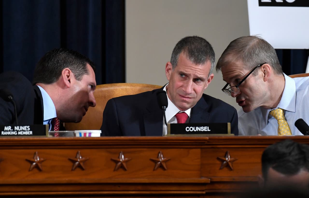 A la izquierda, elrepublicano de mayor rango del comité de inteligencia, el congresista Devin Nunes, en el centro, Steve Castor, abogado del lado republicano, y Jim Jordan, republicano de Ohio.