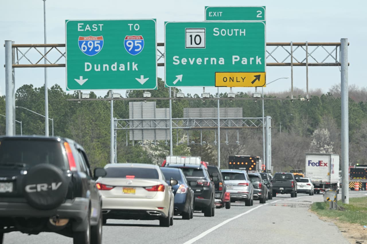 El tráfico se desvía de la ruta hacia el puente Francis Scott Key, después de que colapsara después de que un buque portacontenedores llamado Dali chocara con él a lo largo de un canal de envío en Baltimore, Maryland, el 26 de marzo de 2024.
