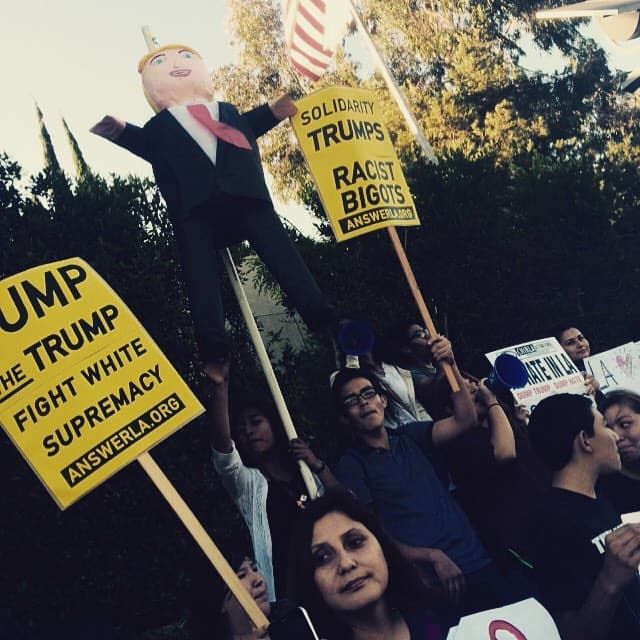 Defensores de los derechos de los inmigrantes protestaron frente al hotel donde Donald Trump será parte de un evento de recaudación de fondos del grupo conservador Friend of Abe.
