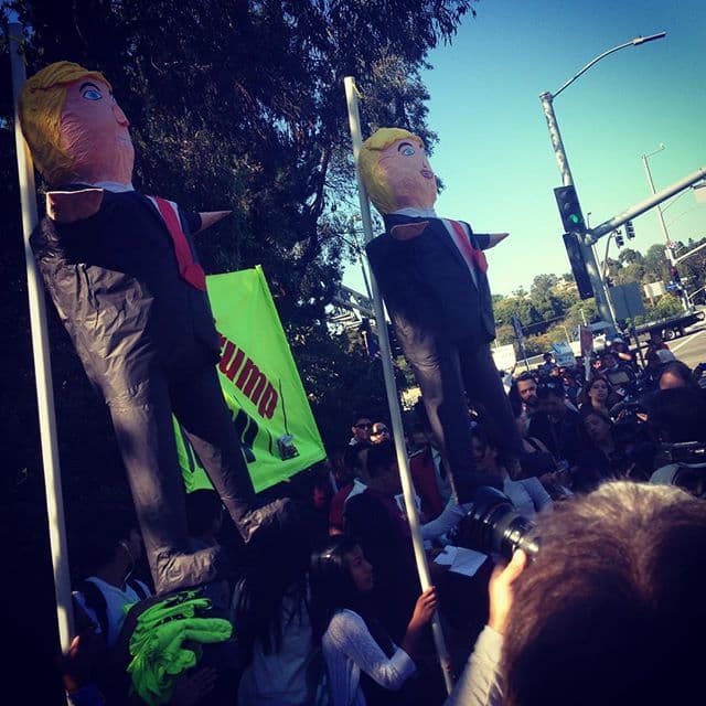Defensores de los derechos de los inmigrantes protestaron frente al hotel donde Donald Trump será parte de un evento de recaudación de fondos del grupo conservador Friend of Abe.