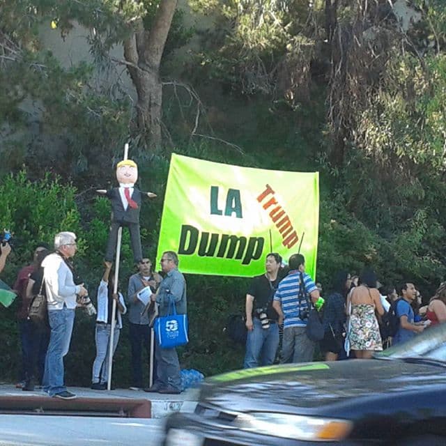 Defensores de los derechos de los inmigrantes protestaron frente al hotel donde Donald Trump será parte de un evento de recaudación de fondos del grupo conservador Friend of Abe.