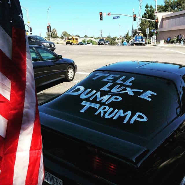 Defensores de los derechos de los inmigrantes protestaron frente al hotel donde Donald Trump será parte de un evento de recaudación de fondos del grupo conservador Friend of Abe.