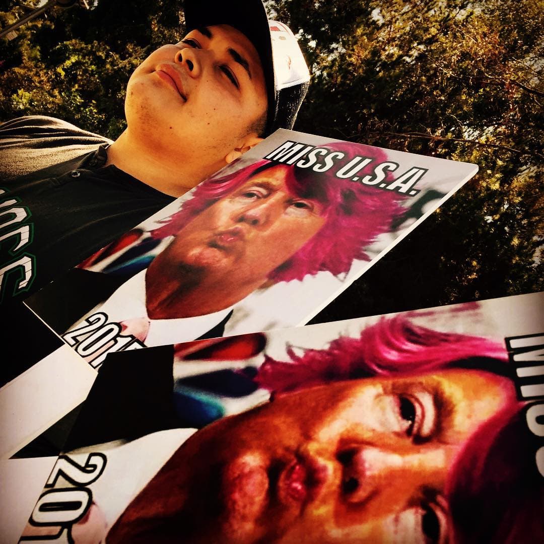 Defensores de los derechos de los inmigrantes protestaron frente al hotel donde Donald Trump será parte de un evento de recaudación de fondos del grupo conservador Friend of Abe.