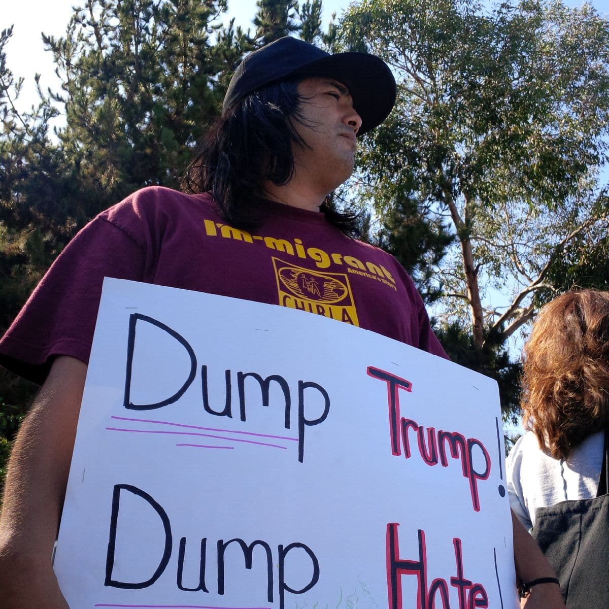 Defensores de los derechos de los inmigrantes protestaron frente al hotel donde Donald Trump será parte de un evento de recaudación de fondos del grupo conservador Friend of Abe.