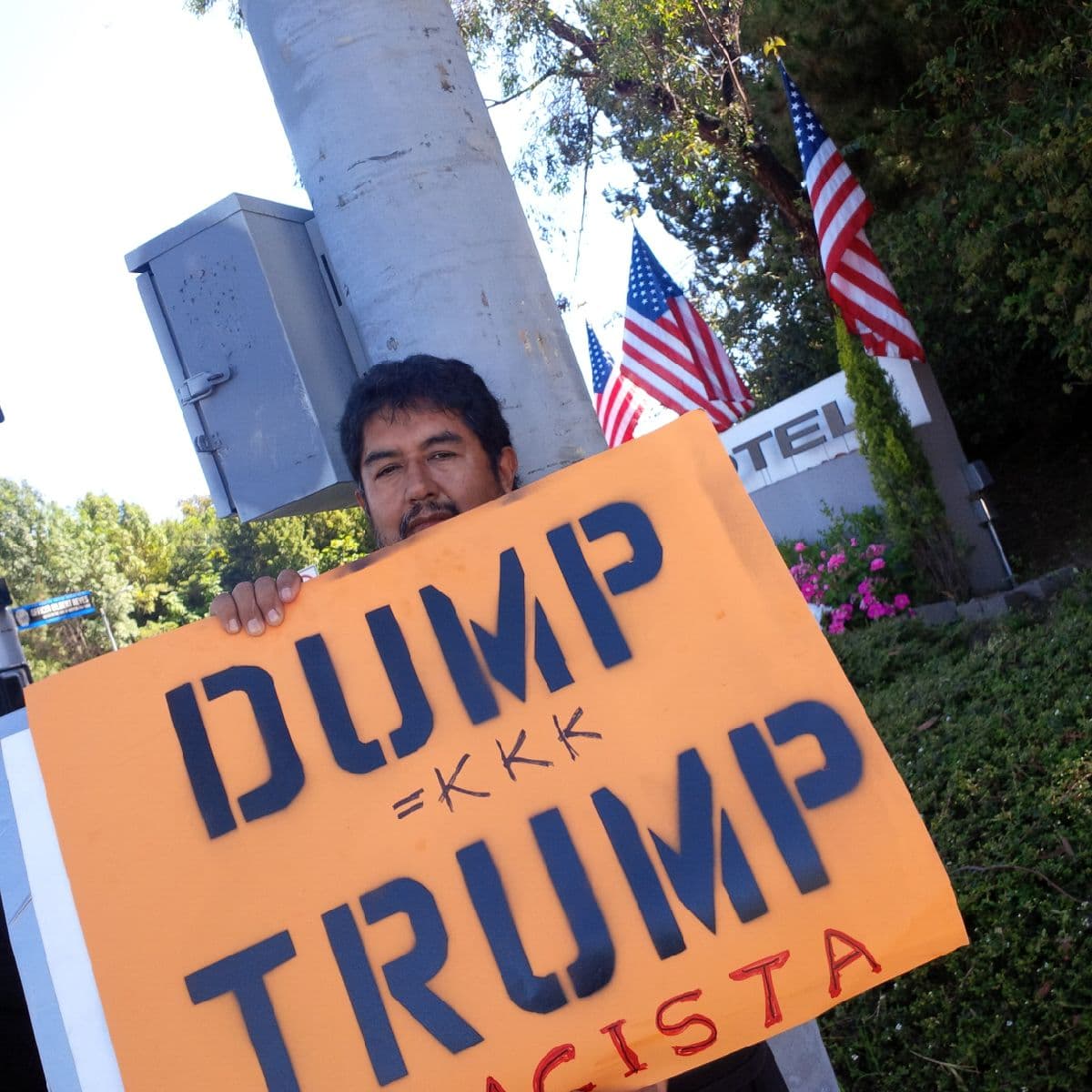 Defensores de los derechos de los inmigrantes protestaron frente al hotel donde Donald Trump será parte de un evento de recaudación de fondos del grupo conservador Friend of Abe.