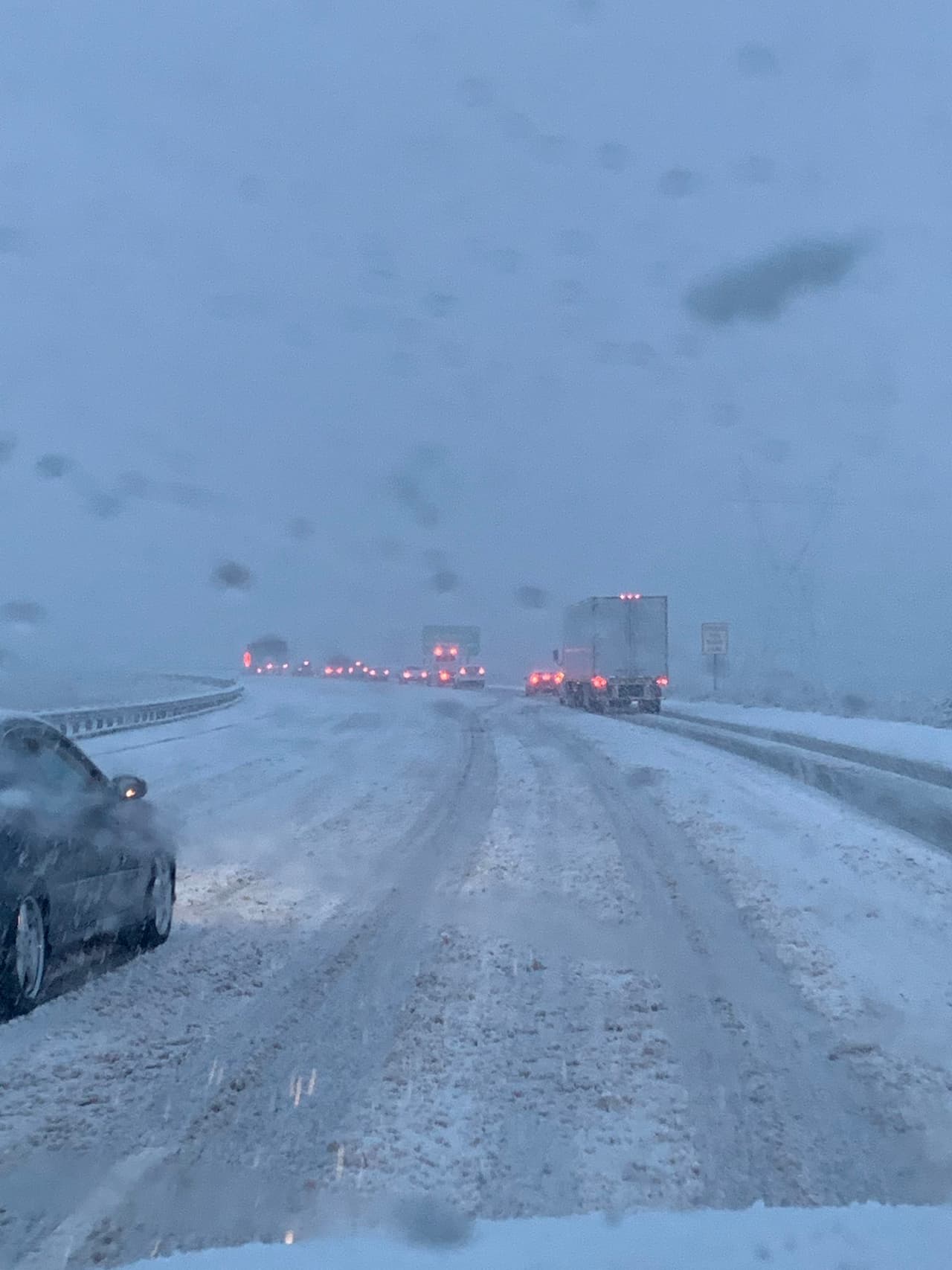 La nieve y el granizo obligaron a los conductores a manejar muy despacio y vigilar la distancia entre vehículos para evitar choques.