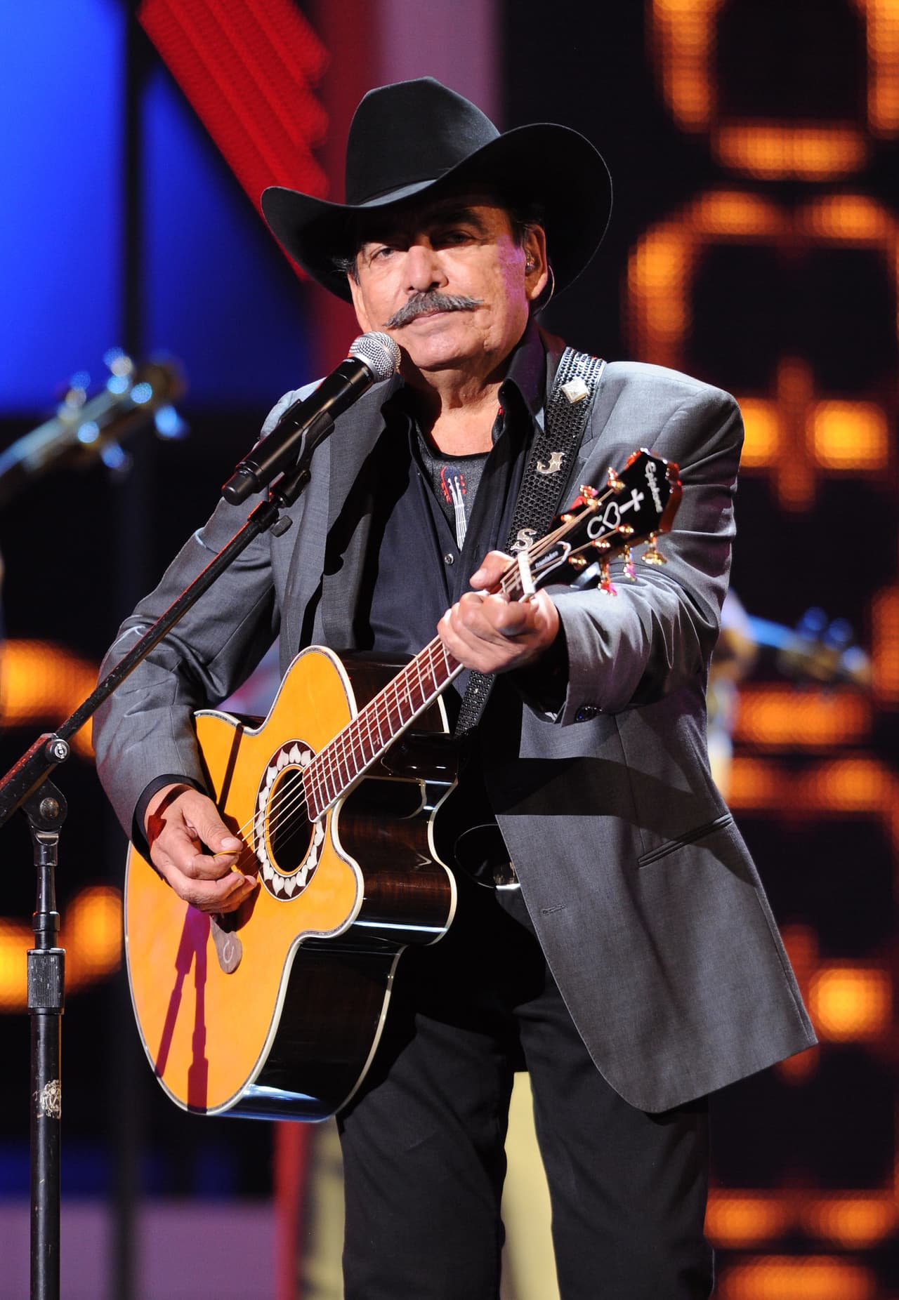 Se reportó que a partir de que se supo de la muerte del cantante, la gente de la comunidad se acercó a la propiedad para saber qué pasaba.