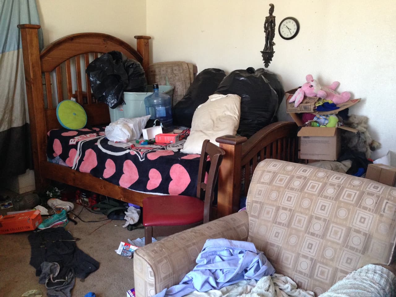 Habitación en el segundo nivel de la casa basurero de Victorville.
<br>