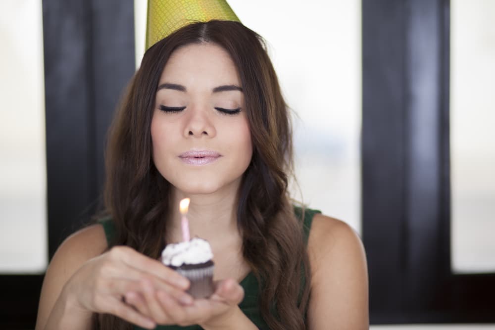 Visualiza tu deseo en tu mente y cómo se hace realidad. ¿Cómo lo sientes, qué te hace sentir? Imagina que el pastel se llena de una luz blanca, dorada, pura. Sopla las velitas mientras repites el deseo en tu cabeza. Confía en que el Universo te está escuchando.