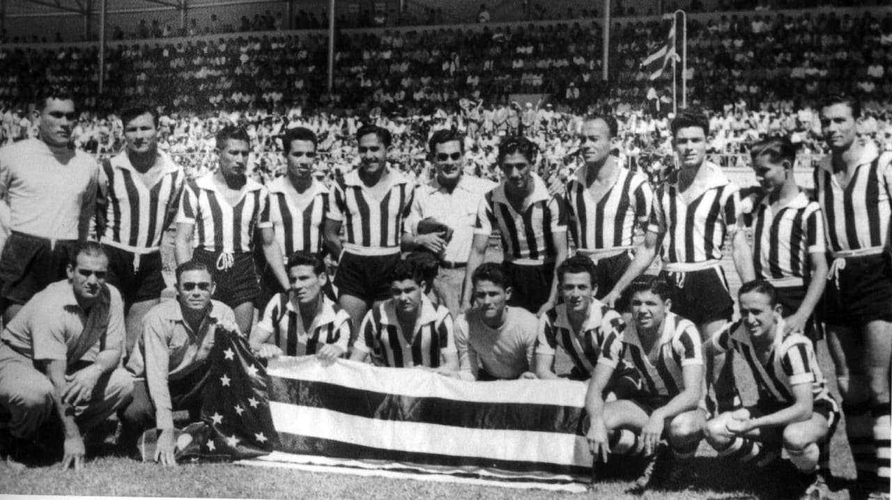 El primer encuentro entre ambas selecciones se remonta al 20 de diciembre de 1947 cuando Colombia perdió frente a Paraguay por 2-0 dentro de la Copa América