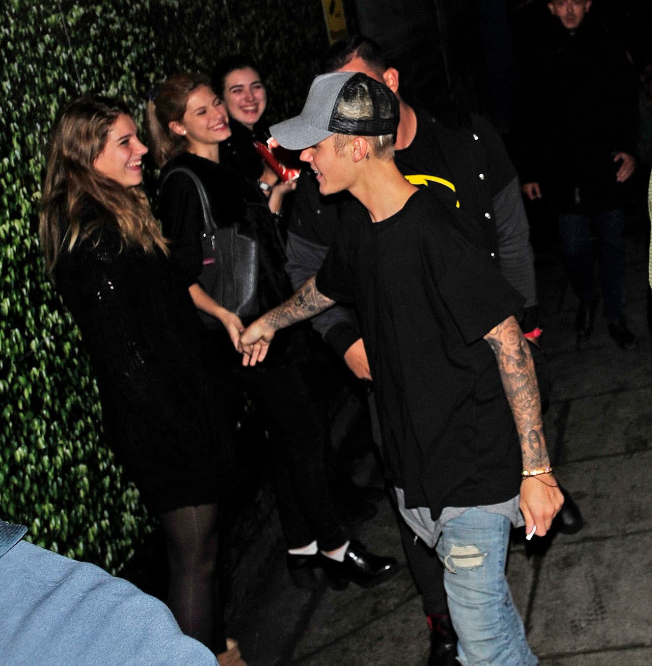 Incluso accedió a tomarse selfies y repartir besos a las fans.