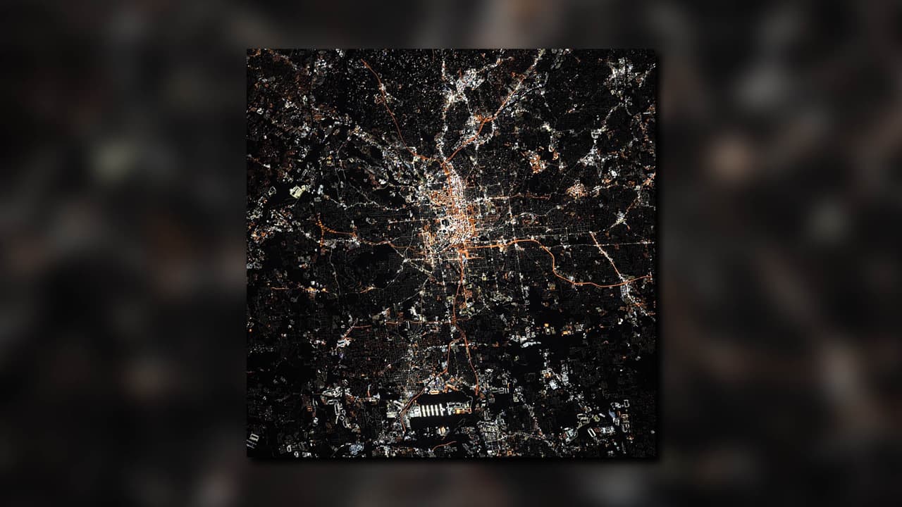 En la foto, publicada a las 6:43 pm de este martes y que se volvió viral en redes sociales, Koch escribe: "Te ves bien, Atlanta". Buenas tardes a los de Atlanta".