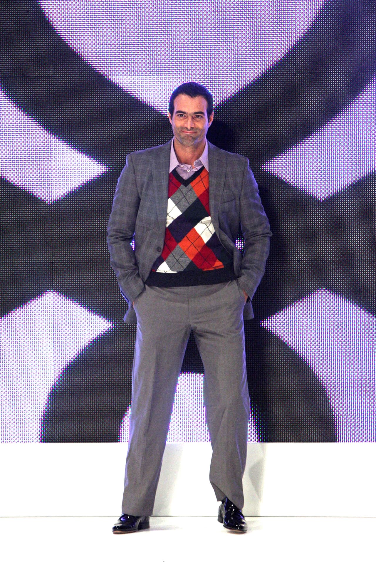 Luis Roberto Guzmán es otro boricua que luce muy bien con o sin bigote.