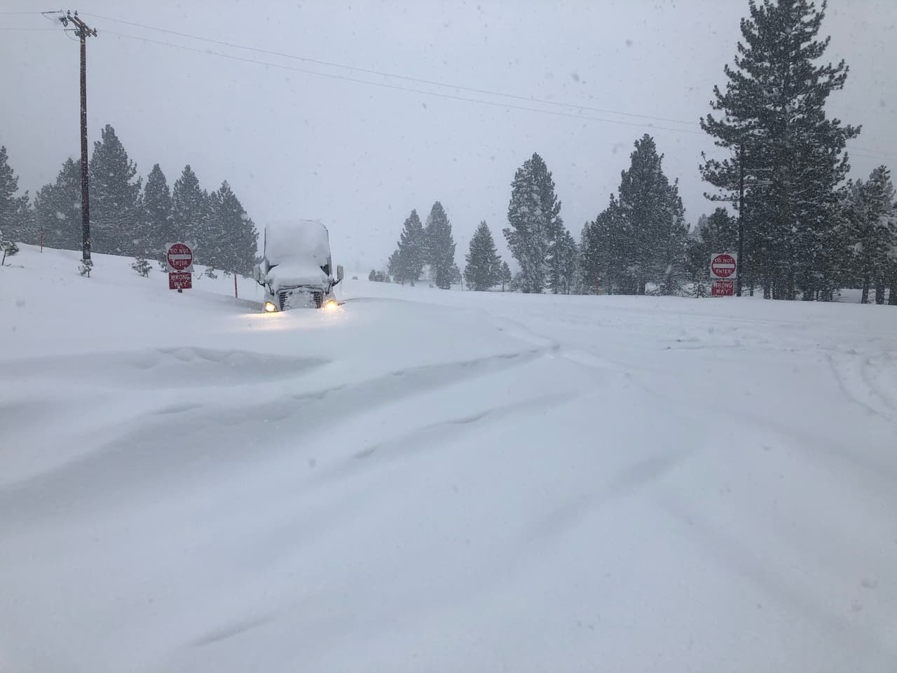 Las autoridades piden a los visitantes de las montañas, verificar las condiciones de las vías y las advertencias del tiempo antes de emprender el viaje por carretera.