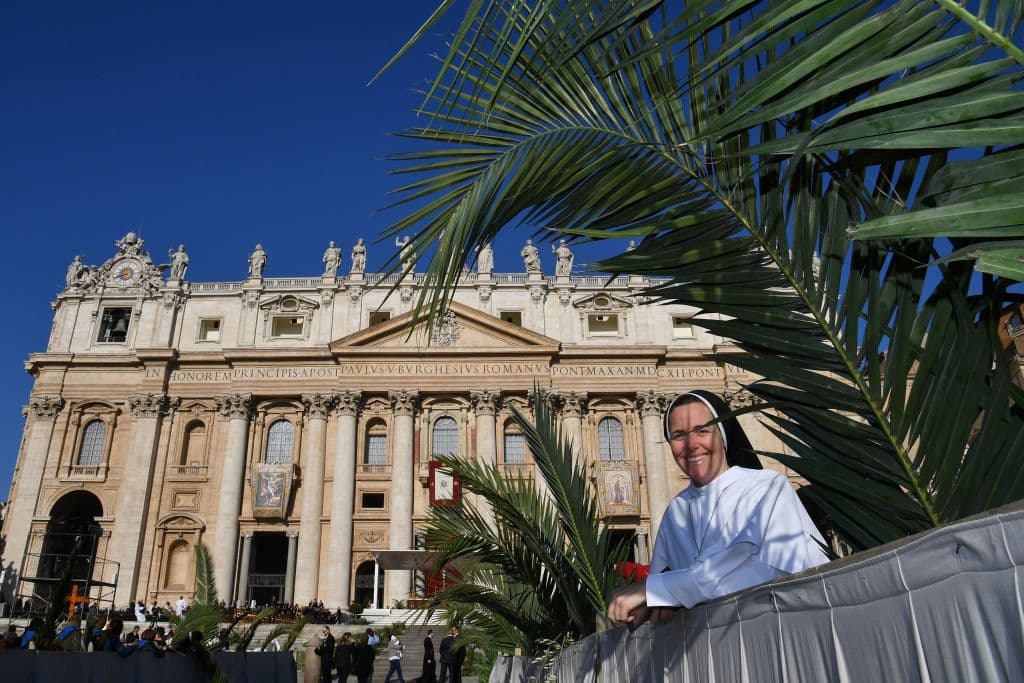De acuerdo a los evangelios canónicos, Jesús de Nazaret entró triunfalmente a Jerusalén en medio de una multitud que lo aclamaba ese domingo. Fue su entrada digna de un rey, festejado y aplaudido por miles de discípulos.